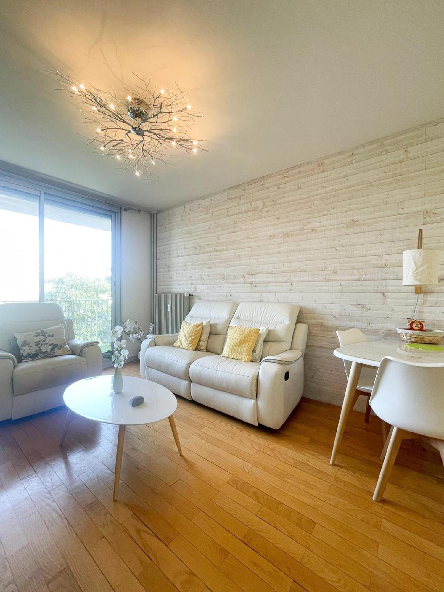 Appartement Spacieux Avec Balcon Bourg-en-Bresse Buitenkant foto